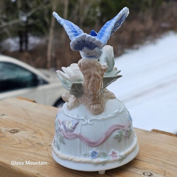SOLD - Blue Jay Porcelain Vintage Melody Musical Box With Embossed Details - Picture 4 of 10